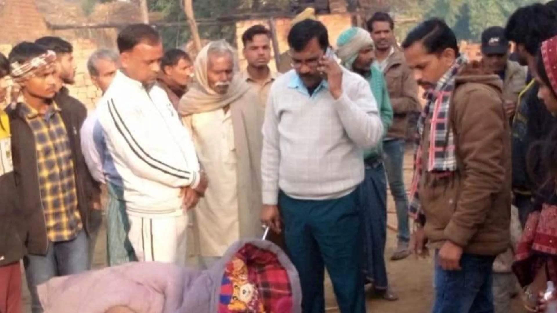 पीलीभीत: नामकरण की दावत के बाद अचानक लगी आग, गृहस्वामी और सात मवेशी झुलसे