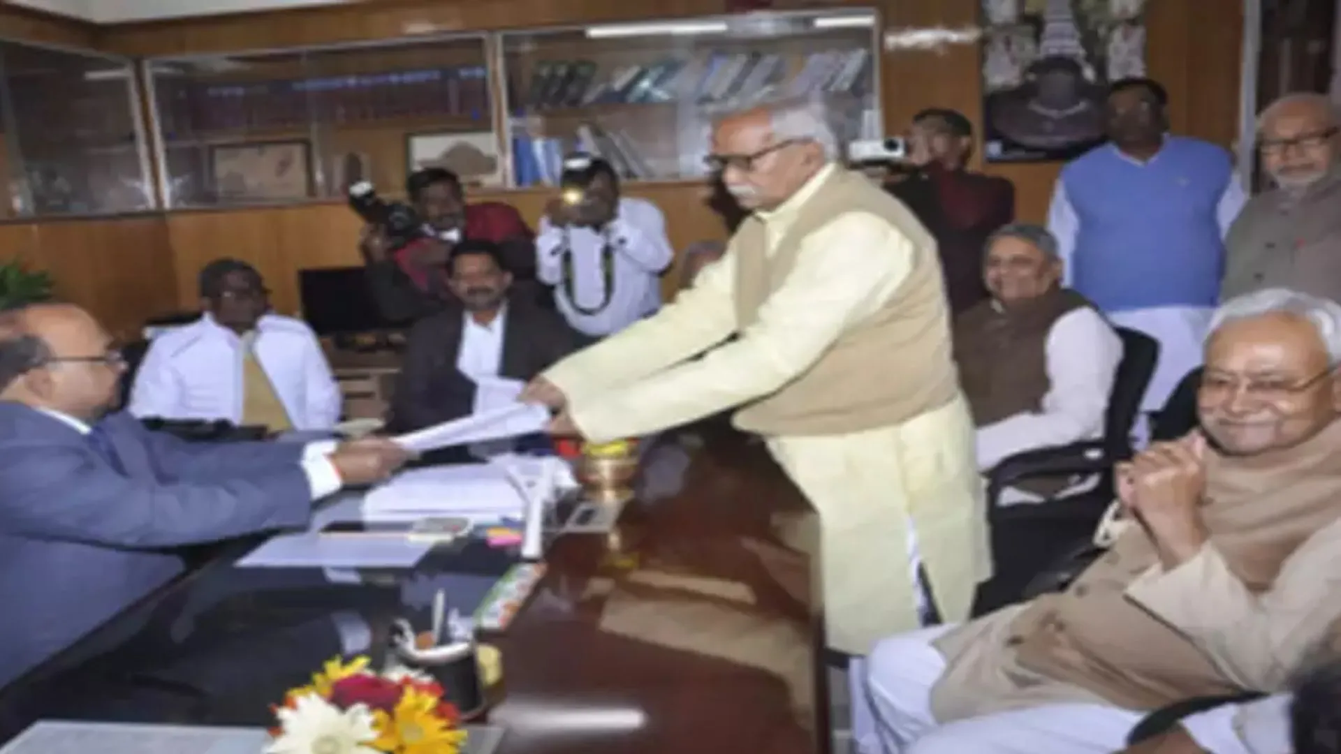 जदयू नेता नरेंद्र नारायण यादव ने बिहार विधानसभा उपाध्यक्ष पद के लिए दाखिल किया नामांकन 