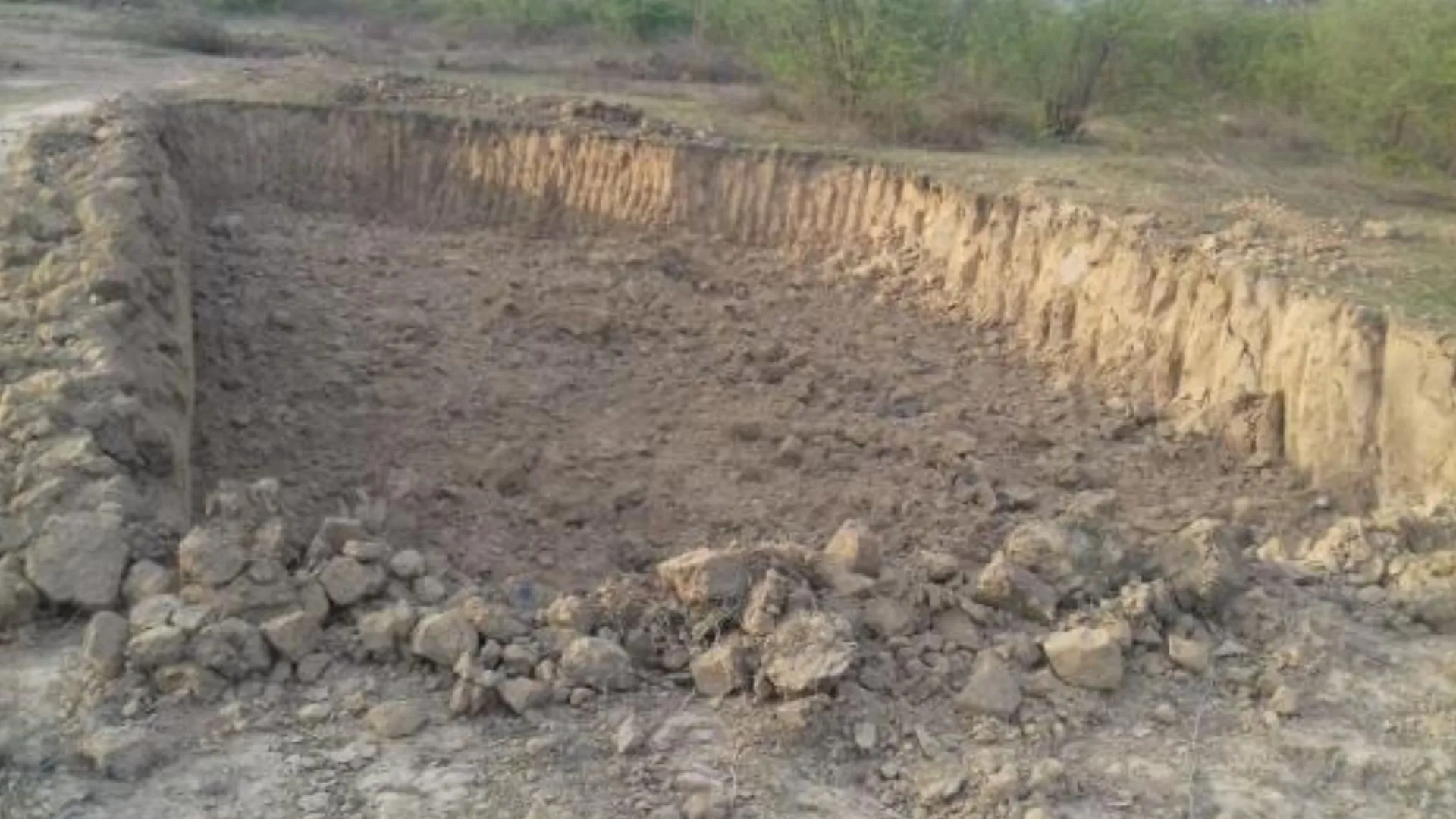 बरेली: रबड़ फैक्ट्री से सैकड़ों ट्रॉली मिट्टी ले गया माफिया, छानबीन जारी