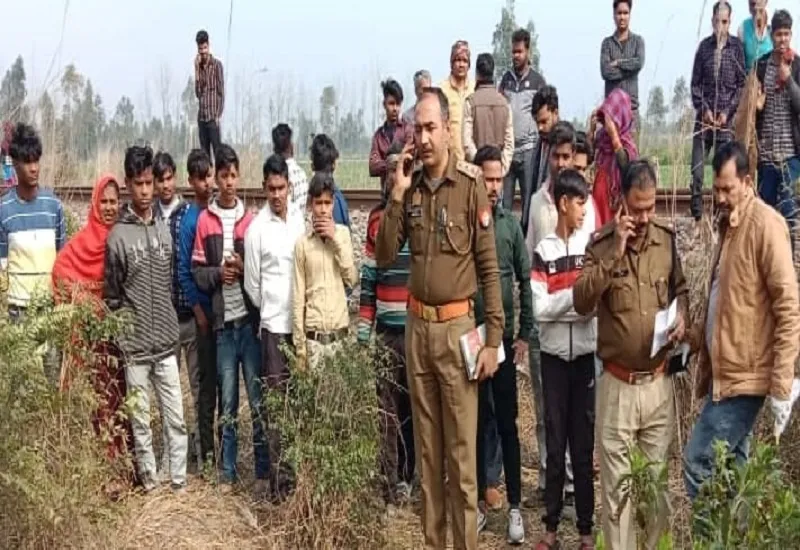 संभल : रेलवे ट्रैक के पास खजूर के पेड़ पर लटका मिला युवक का शव