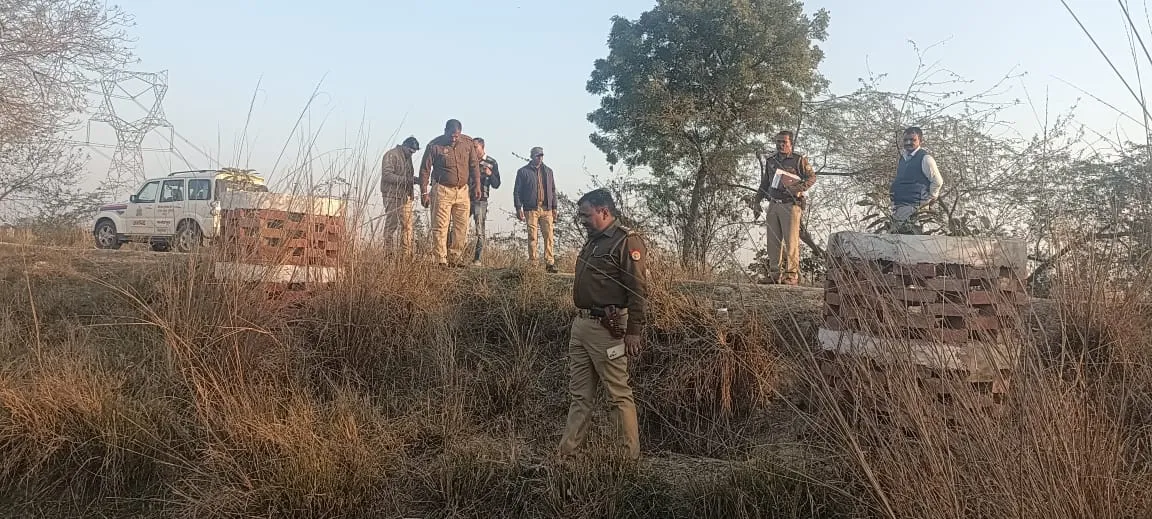 Fatehpur Crime: शादी का कार्ड देकर लौट रहे हिस्ट्रीशीटर को मारी ताबड़तोड़ गोली, जांच में जुटी पुलिस