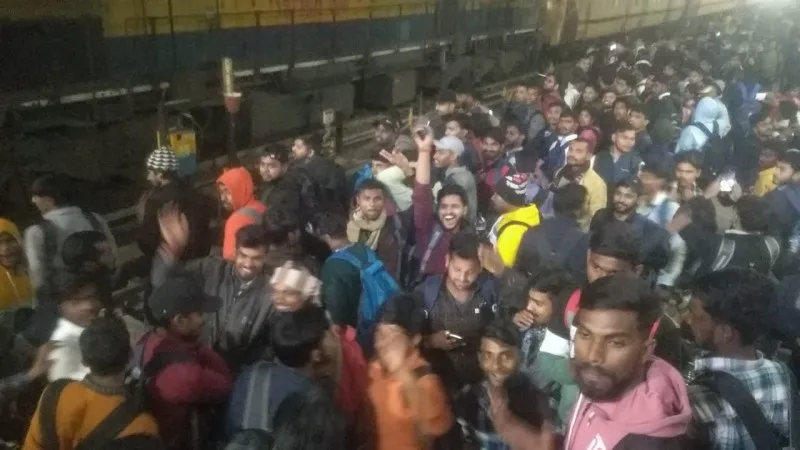 up police constable exam :  अभ्यर्थियों की आवाजाही जारी, भारी भीड़ के बीच फायदा उठाने में जुटे यह लोग