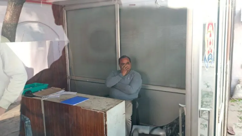 Kannauj: BSA कार्यालय में रिश्वत लेते बाबू को एंटी करप्शन टीम ने किया गिरफ्तार...टीम आरोपी को लखनऊ ले गई