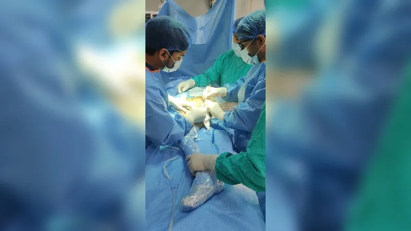 UP: दर्द से परेशान...एक से दूसरे स्थान तक जाने में लेनी पड़ती सहायता, मन में निराशा, भगवान बनकर साबित हुए डॉक्टर, जानें- मामला