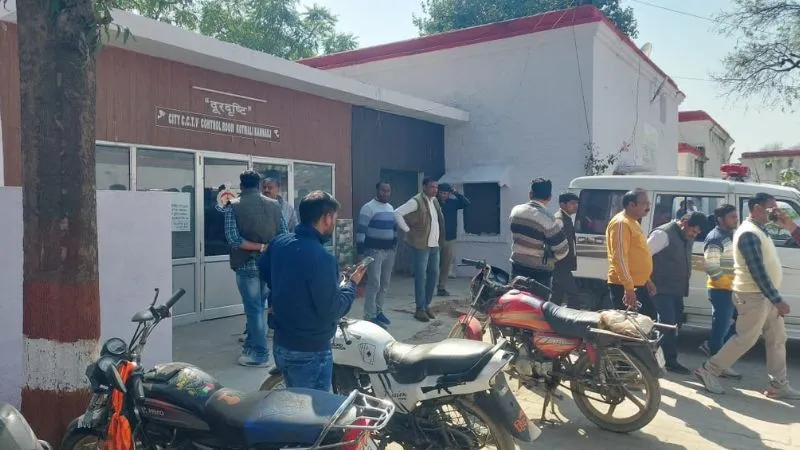 Kannauj: एंटी करप्शन टीम पर डीवीआर तोड़ने व मारपीट का आरोप…आरोपी को पकड़ने पर कोतवाली में जुटी भीड़