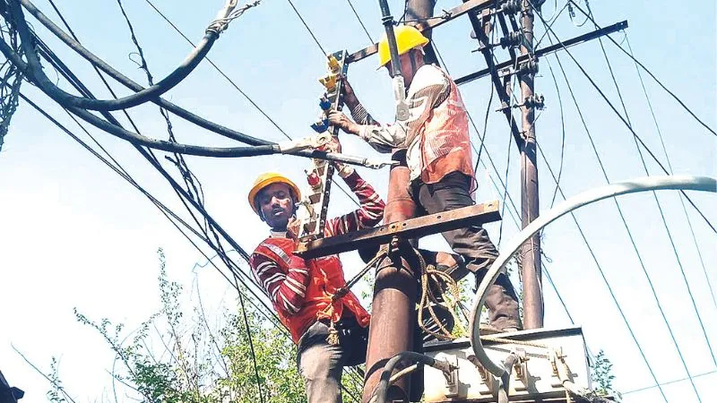 गजब कनपुरिया जुगाड़: केस्को को मात देकर ऐसे करते रहे बिजली चोरी...विजिलेंस टीम ने छापेमारी कर खेल किया उजागर