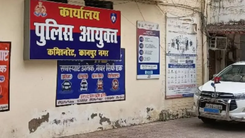  UP: छात्र के पिता पहुंचे पुलिस ऑफिस...लिखा खून से पत्र, कैंट में शिक्षिका और हाईस्कूल के स्टूडेंट के बीच लव चैटिंग का मामला