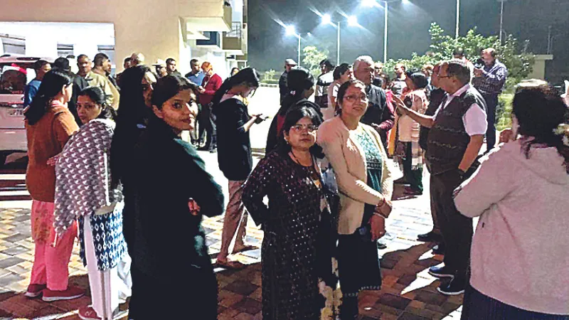 Kanpur News: केडीए सिग्नेचर ग्रींस अपार्टमेंट में लोग पानी को तरसे; समाधान न होने पर किया हंगामा...विकास नगर रोड रही जाम...