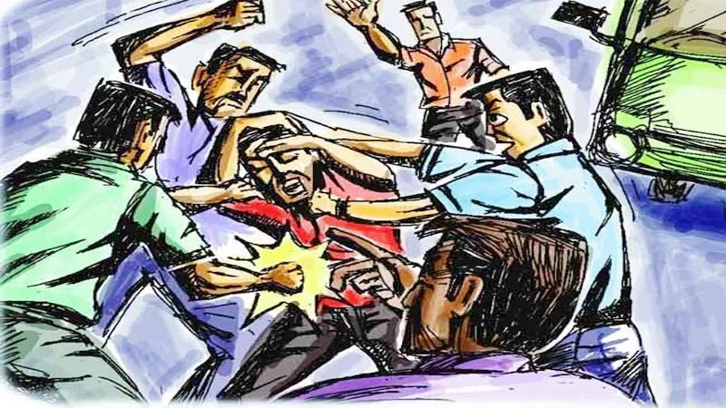 बहराइच: शहर की गली में युवक को घेरकर पिटाई, वीडियो वायरल