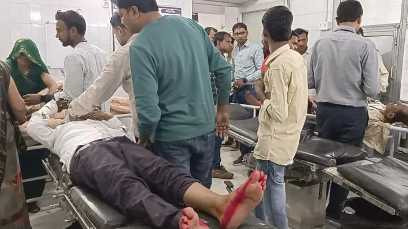 Mahoba News: बाइक सवार को बचाने में पलटी कार... दूल्हा-दुल्हन समेत पांच घायल, हादसे के बाद मची चीख-पुकार