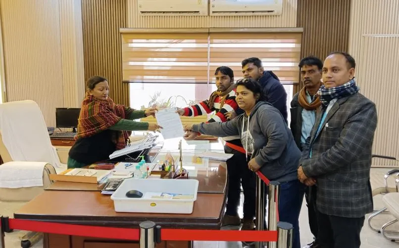 Kasganj News: बिजली की समस्या से जूझ रहे नगला नरपत के ग्रामीण, डीएम को सौंपा ज्ञापन