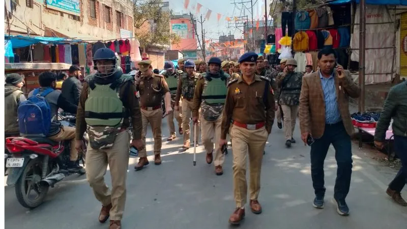 Farrukhabad News: हल्द्वानी की घटना को लेकर जिले में हाई अलर्ट जारी... चप्पे-चप्पे पर पुलिस बल तैनात