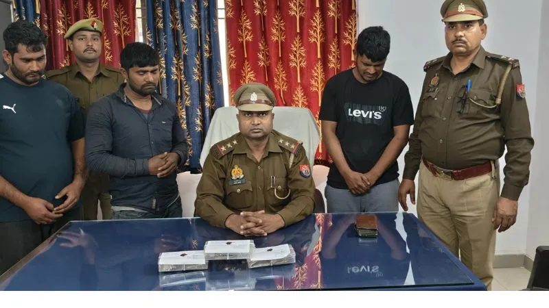 Auraiya News: बनकर आए तांत्रिक, जेवरात उतरवाए...हाथ में थमाई पोटली, खोलते ही महिला रह गई सन्न, जानिए- पूरा मामला