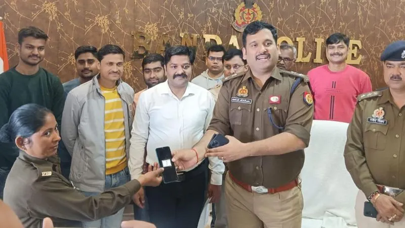 बांदा पुलिस ने चोरी गए 25 लाख के 125 मोबाइल किए बरामद... खोये फोन पाकर पीड़ितों ने जताया आभार