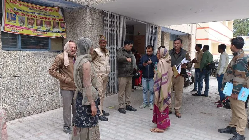 Farrukhabad: इंटर की परीक्षार्थी सड़क पर बेहोश मिली, परिजन बोले- रात दो बजे तक की तैयारी, कैसे पहुंची कड़हर रोड...कुछ पता नहीं
