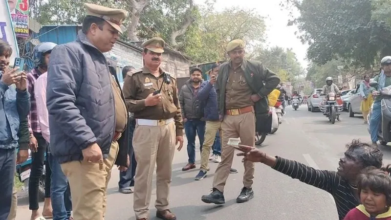 Kanpur: साहब 100 रुपये ले लो...हमारे साथ न्याय कर दो...एसीपी कार्यालय के सामने मासूम बेटी के साथ धरने पर बैठा पिता