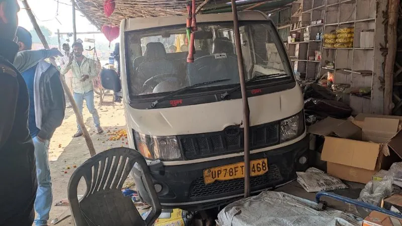 Kanpur Dehat: अनियंत्रित होकर ऑटो इलेक्ट्रिशियन की दुकान में घुसी सवारियों से भरी मैजिक...सवारियों में मची चीख-पुकार