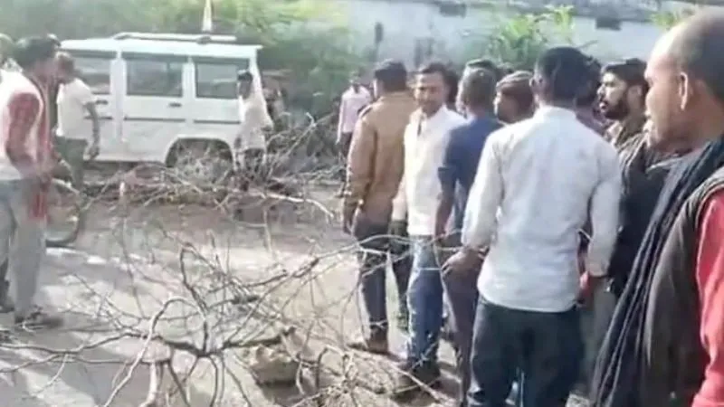 Mahoba News: ट्रक की टक्कर से परीक्षार्थी की मौत...गुस्साए ग्रामीणों ने झांसी मिर्जापुर हाईवे किया जाम