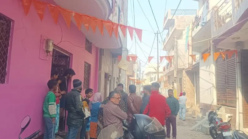 Unnao Crime: दबंगों ने ब्रम्ह नगर में की कई राउंड फायरिंग... मकान के गेट और खिड़की पर दिखे निशान