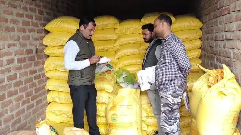 Unnao में छापेमारी के दौरान किराना स्टोर में मिली 180 यूरिया खाद की बोरियां, जिला कृषि अधिकारी ने डीएम को भेजी रिपोर्ट 