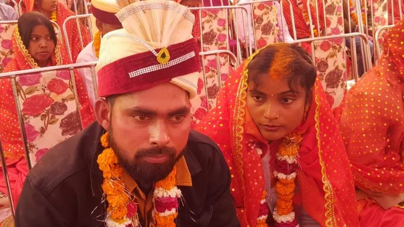 Unnao: मुख्यमंत्री सामूहिक विवाह में भ्रष्टाचार: 35 हजार नगद और 10 हजार के सामान के लिये दोबारा बने दूल्हा-दुल्हन, अफसरों ने दबाया मामला