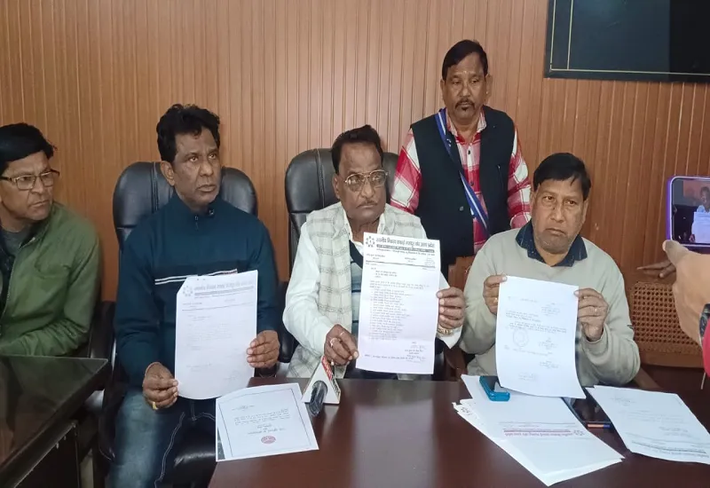 Moradabad News: प्रेमबाबू व सुनील की सदस्या संघ से समाप्त, ओमीलाल ने मीडिया को दिखाए सबूत