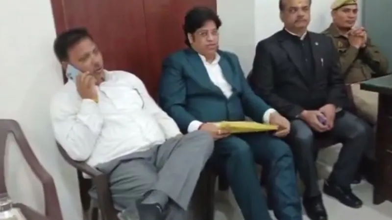 Kanpur: चर्चित किसान बाबू सिंह हत्याकांड का आरोपी प्रियरंजन दिवाकर पुलिस कमिश्नर से मिलने पहुंचा, सूट-बूट में आया नजर