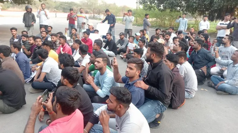 UP Police Exam Leak: पुलिस भर्ती परीक्षा के बाद छात्र कर रहे विरोध प्रदर्शन… पेपर लीक को बना रहे मुद्दा