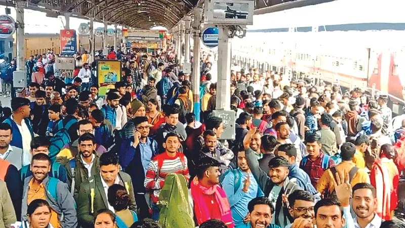 UP Police Exam 2024: पुलिस भर्ती परीक्षा को लेकर सेंट्रल स्टेशन में अभ्यर्थियों की भीड़... ट्रेनों को पकड़ने में यात्री  बेहाल    