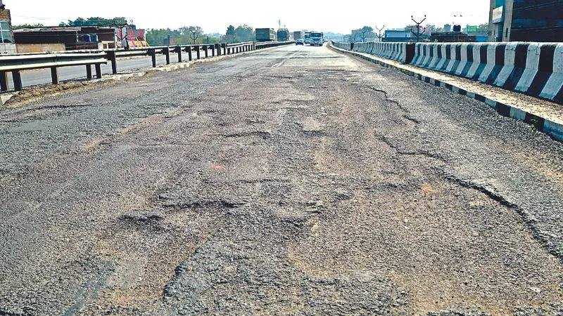 Kanpur: जाजमऊ पुल पर महीने भर में उखड़ने लगा पैचवर्क... जगह-जगह दिख रहे गड्ढे, दे रहे भरे हादसे को अंदेशा