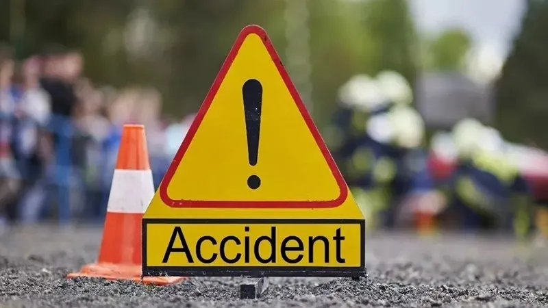 बलिया: अनियंत्रित होकर पलटी पिकअप वैन, 21 महिला श्रमिक घायल 