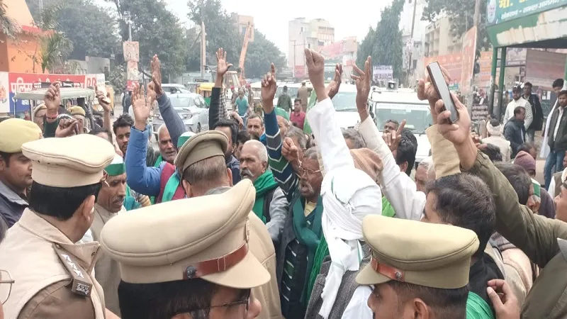 संभल: ट्रैक्टर लेकर किसानों ने किया दिल्ली कूच तो पुलिस ने रोका, हंगामा