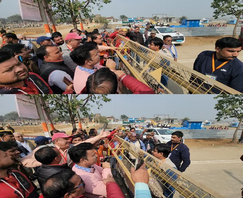 संभल : कार्यक्रम से मीडिया को रखा दूर, पत्रकारों ने किया विरोध प्रदर्शन...जिला प्रशासन के खिलाफ की नारेबाजी