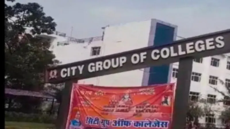 अवध विश्वविद्यालय : नकल विहीन परीक्षा कराने का दावा फेल, कानून के छात्र ने बनाया वीडियो 