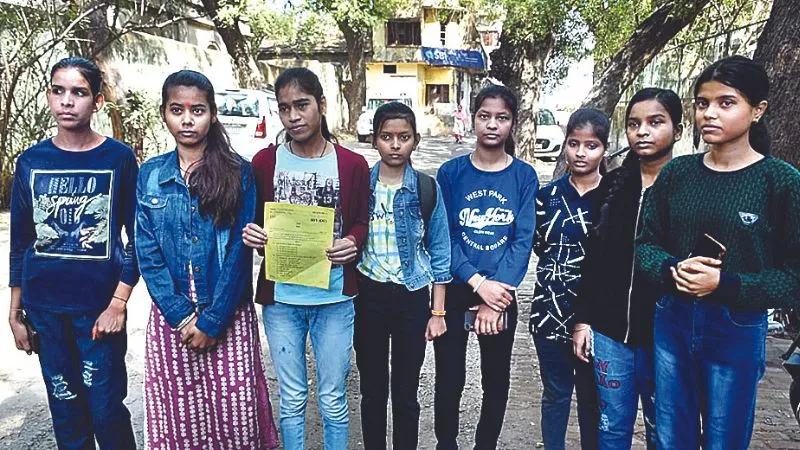 UP Board की परीक्षा में Kanpur में लापरवाही आई सामने...छात्राओं को मिला गलत पेपर, फिर हुआ ये सब