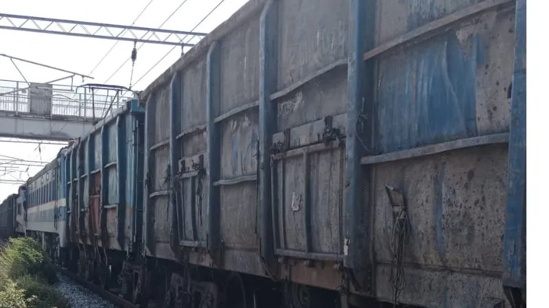 Auraiya News: मालगाड़ी के दो वैगन के बीच का प्रेशर पाइप-खुलने से मची खलबली... 20 मिनट खड़ी रही ट्रेन