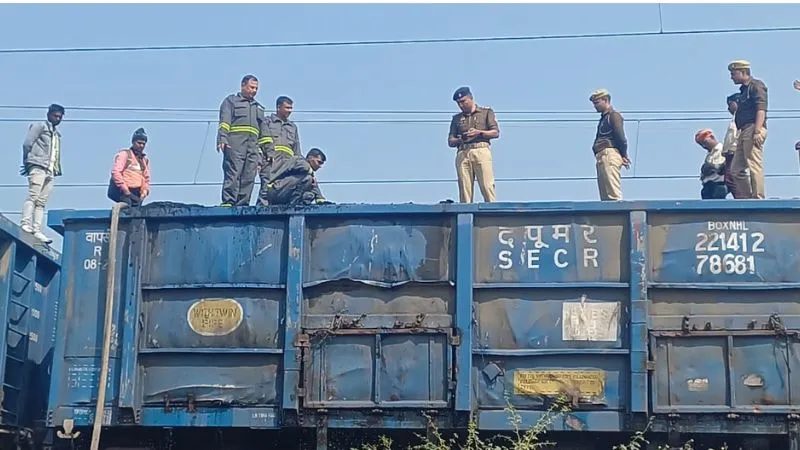 Auraiya News: मालगाड़ी के बोगी में लगी आग... मची अफरा-तफरी, पुलिस व फायर बिग्रेड ने कड़ी मशक्कत कर पाया काबू