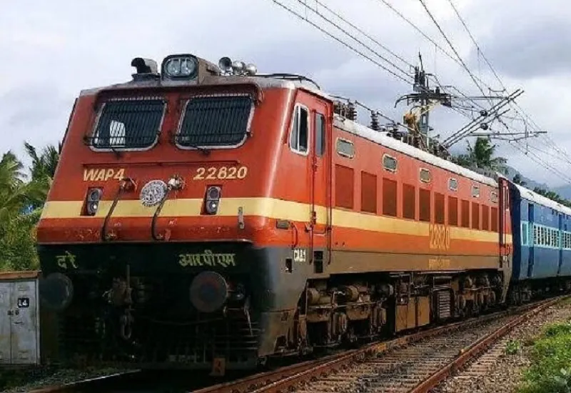 मुरादाबाद : कोहरा सीजन से निरस्त ट्रेनों ने बाकी में बढ़ा दी भीड़, यात्रियों को परेशानी 