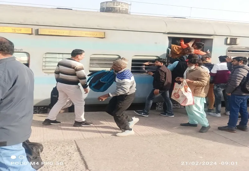 मुरादाबाद:  लंबी दूरी की एक्सप्रेस ट्रेनों के इंतजार में हैं यात्री, शिकायतों का रेल प्रबंधन के पास जवाब नहीं