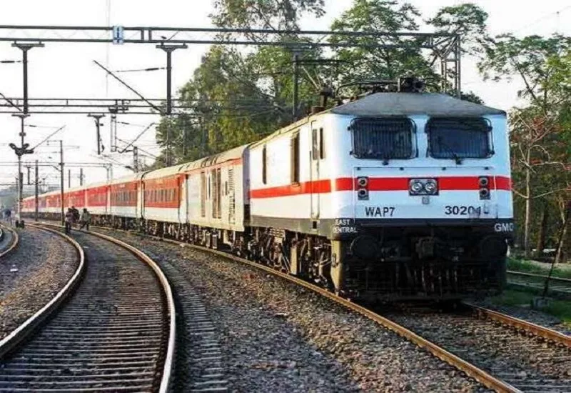 मुरादाबाद : ट्रेनों के विलंब का नया रिकॉर्ड, 11 घंटे 19 मिनट की दूरी से चल रही कुंभ एक्सप्रेस 