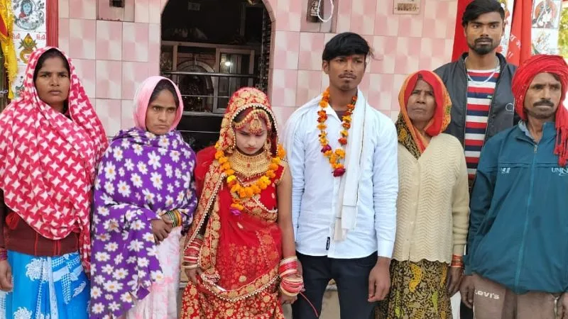 Unnao News: सजातीय होने पर भी घरवाले नहीं हुए राजी, मंदिर में प्रेमी-युगल ने लिए फेरे, पूर्व में घर से भाग चुके थे...