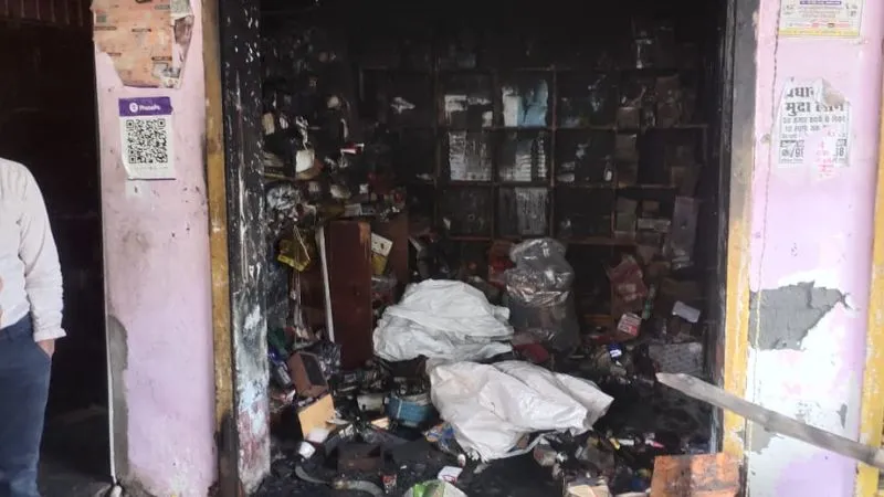 Unnao: शार्ट सर्किट से इलेक्ट्रॉनिक की दुकान में लगी आग... धुआं निकलता देख मचा हड़कंप, पांच लाख का माल जलकर राख
