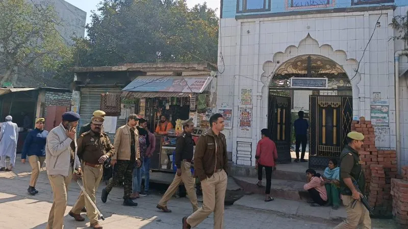Haldwani Violence: उन्नाव में जुमे की नमाज को लेकर अलर्ट मोड़ पर रहा पुलिस प्रशासन... एसपी ने मिश्रित आबादी में की पैदल गश्त