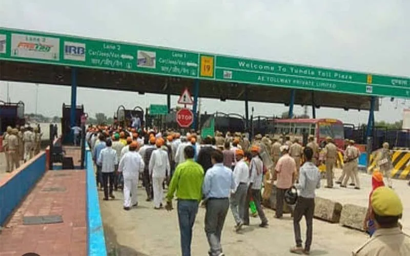 फिरोजाबाद: स्थानीय लोगों का सिरदर्द बना टोल प्लाजा!, जिला अस्पताल में इलाज कराना हो तो एक के बदले खर्च करिए 300! 