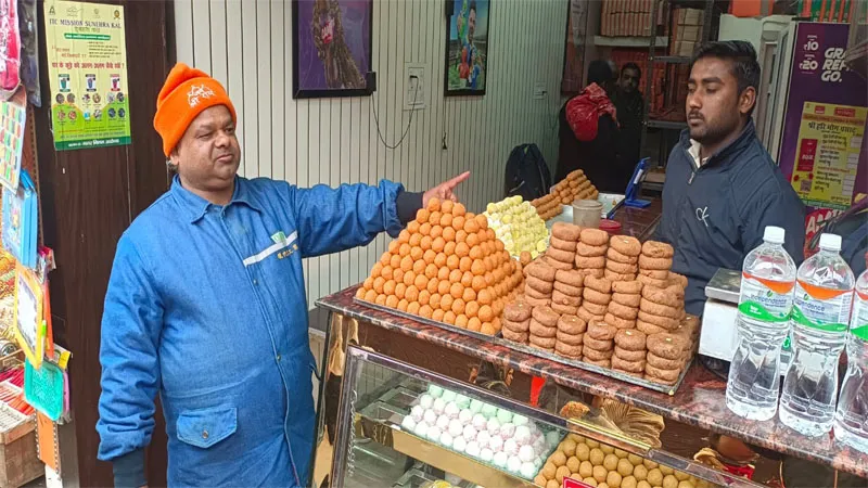 अयोध्या: हनुमंत लला को चढ़ने लगा देसी घी के लड्डुओं का चढ़ावा, हनुमानगढ़ी मंदिर प्रशासन ने की सैंपल्स की जांच 
