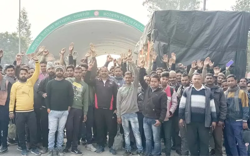 रायबरेली: प्राइवेट कंपनियों के शोषण के विरोध में उतरे श्रमिक, किया प्रदर्शन