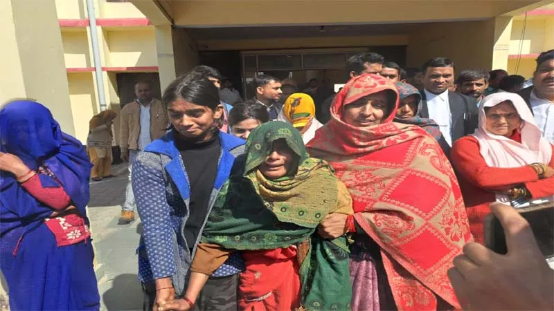 गोंडा: हत्यारोपी डॉक्टर की गिरफ्तारी की मांग को लेकर एसपी से मिले परिजन, बाहर निकलते ही फूट-फूटकर रोने लगी मां