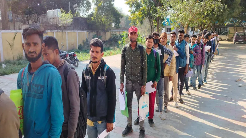 लखनऊ: यहां मिल रही 1 लाख 37 हजार महीने की नौकरी, काम पाने के लिए पहुंचे 10 हजार श्रमिक, देखें video