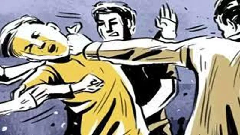 आगरा: बारात से रास्ता मांगना डॉक्टर को पड़ा भारी, दूल्हे सहित बारातियों ने जमकर पीटा!, देखें वीडियो