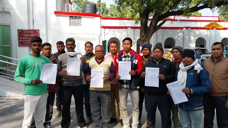 बहराइच: 5G के दौर में 3G की भी नहीं मिल रही सुविधा, थारू जनजाति ने जिला मुख्यालय पहुंच किया प्रदर्शन, की नारेबाजी